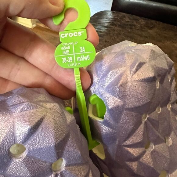 Crocs Geo Metric Purple Clogs M6/W8 - Picture 7 of 8